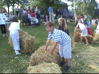 2000 kumenisches Pfingstfest Kinder spielen mit Strohballen