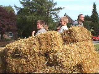 2000 kumenisches Pfingstfest Kinder spielen mit Strohballen